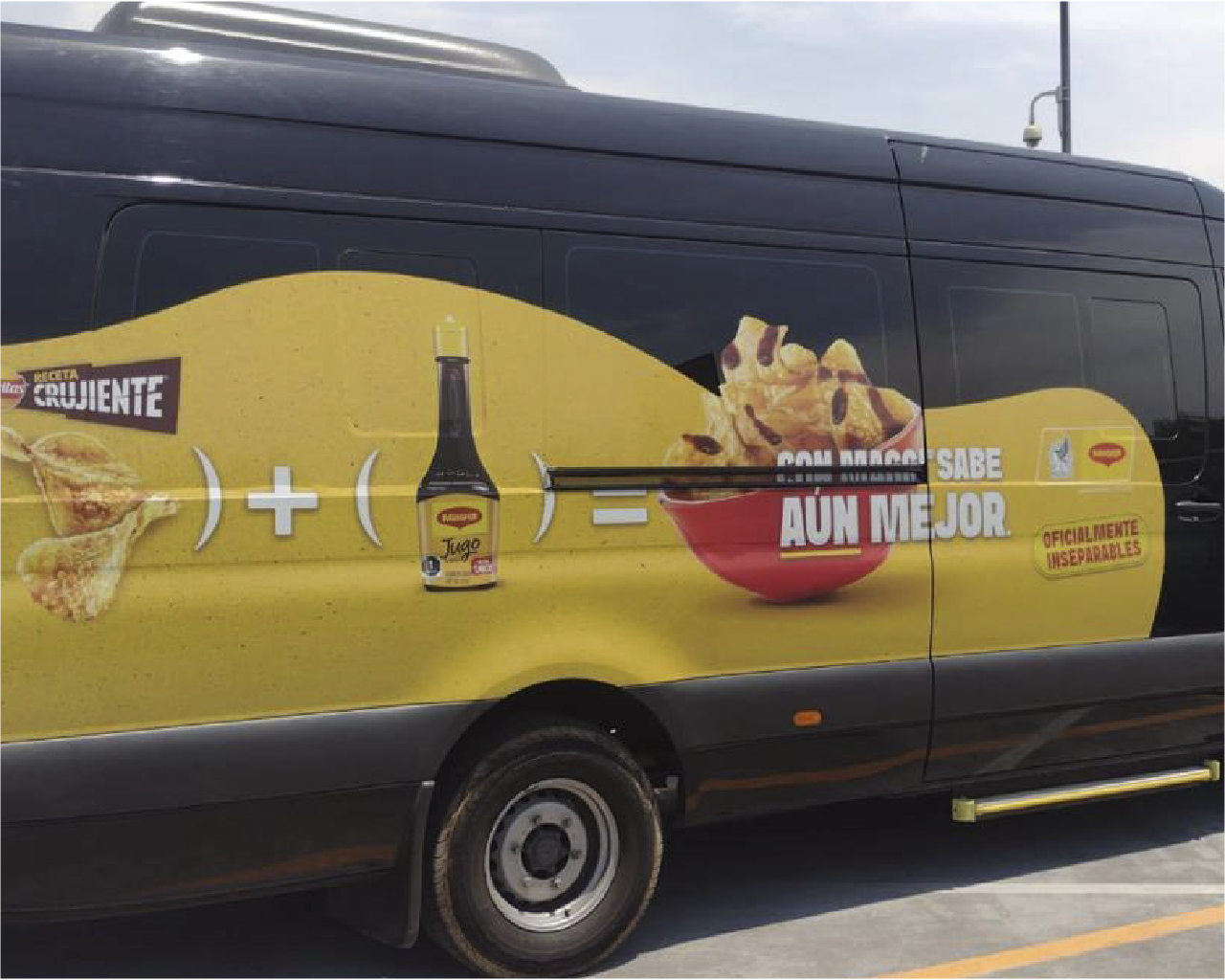 Rotulación vehicular con vinil impreso para publicidad en camioneta de marca Maggi. Servicios de impresión en lona y rígidos en CDMX.