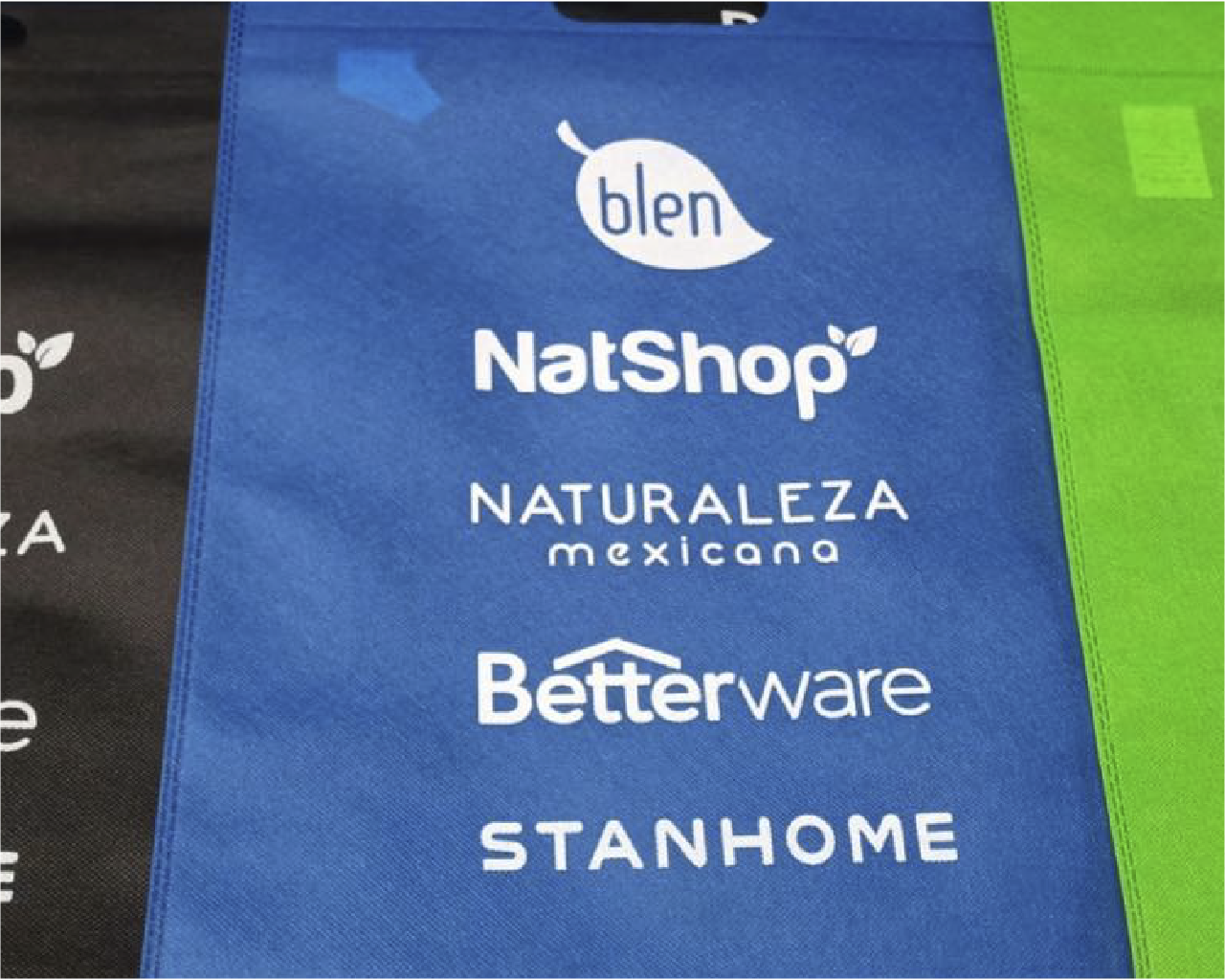 Impresión de logotipos (blen, NatShop, Betterware) en bolsas ecológicas de tela no tejida. Promocionales textiles para empresas en Ciudad de México.
